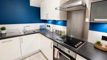 Coffee/tea maker, fridge, microwave, oven