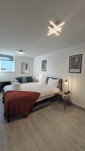 2 bedrooms, iron/ironing board, travel cot, WiFi - York Centre Flat - balcony, lift & 2 baths (York)