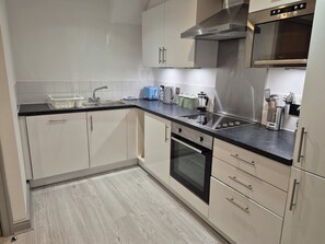 Fridge, microwave, oven, stovetop - York Centre, Balcony - Lift, family or groups, cot (York)