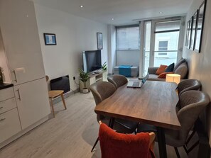 Smart TV, books - York Centre, Balcony - Lift, family or groups, cot (York)