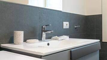 Doccia, asciugacapelli, bidet, asciugamani