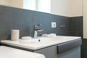 Doccia, asciugacapelli, bidet, asciugamani