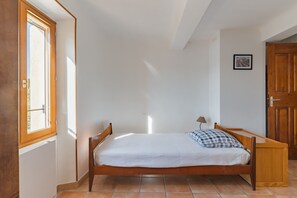 1 bedroom, bed sheets - Apartment "T2 L’Amourié 1st Floor" with Shared Terrace and Balcony (Sainte-Croix-du-Verdon)