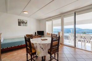 Dining - Apartment "T2 L’Amourié 1st Floor" with Shared Terrace and Balcony (Sainte-Croix-du-Verdon)