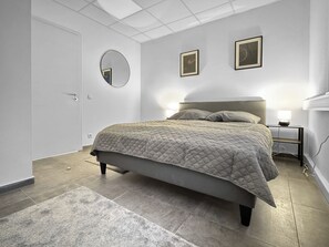 4 عدّة غرف نوم وخدمة الإنترنت وملاءات أسرّة