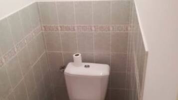 Douche, articles de toilette gratuits, serviettes fournies