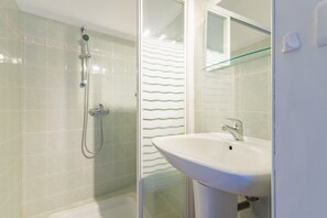 Shower, free toiletries, towels - L'amourié, ground floor, 4-person apartment with lake view (Sainte-Croix du Verdon)