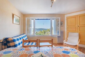 TV - L'amourié, ground floor, 4-person apartment with lake view (Sainte-Croix du Verdon)