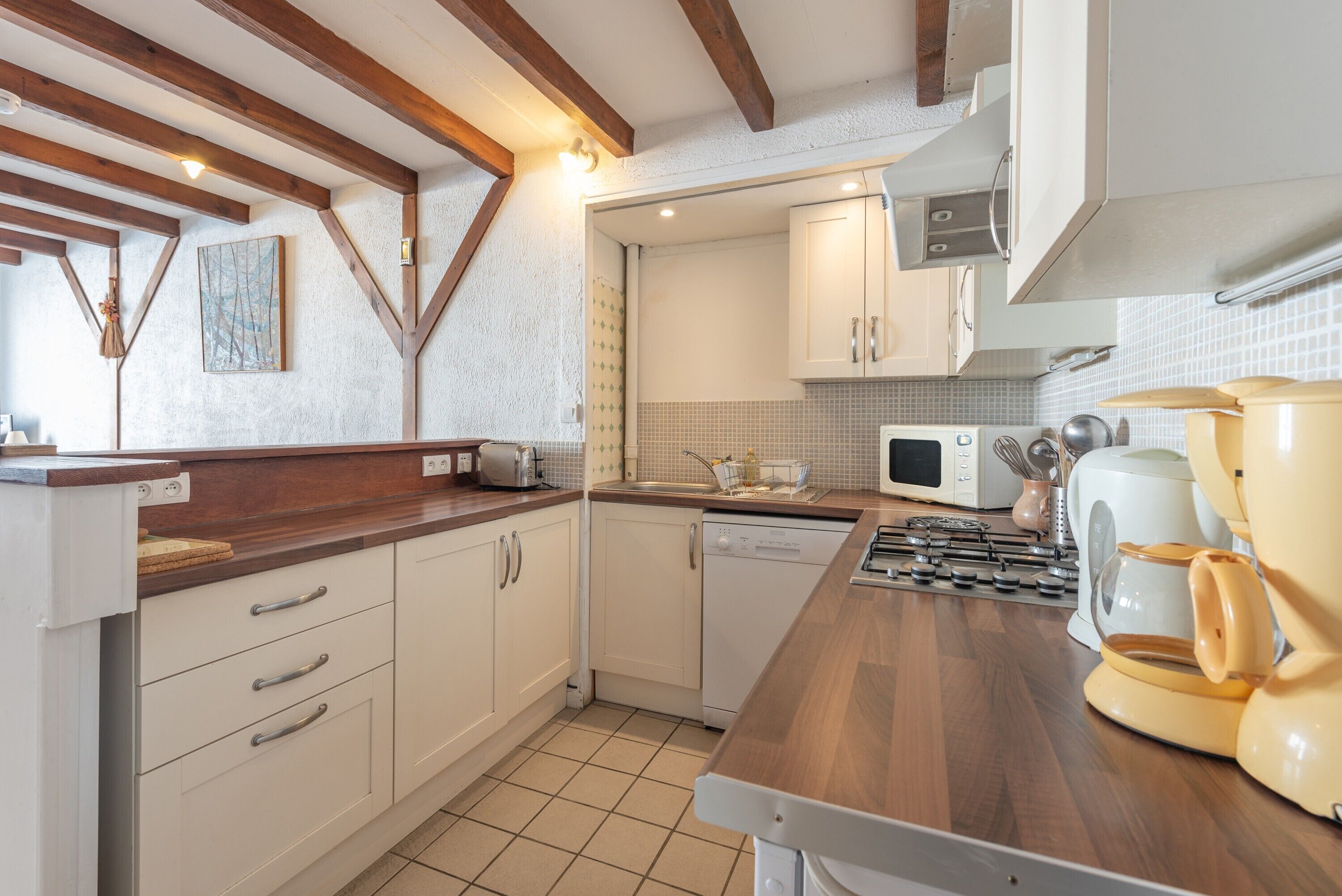 Réfrigérateur, four à micro-ondes, un four, surface de cuisson