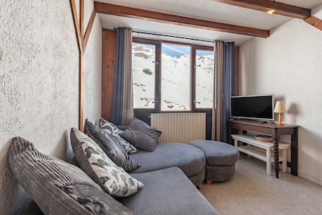 TV. Spacious Apartment at the Foot of the Slopes – Sleeps 10, Résidence Tourmalet
