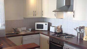 Een koelkast, een microgolfoven, een oven, een kookplaat