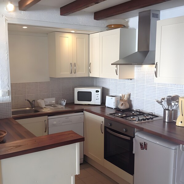 雪櫃、微波爐、焗爐、爐具