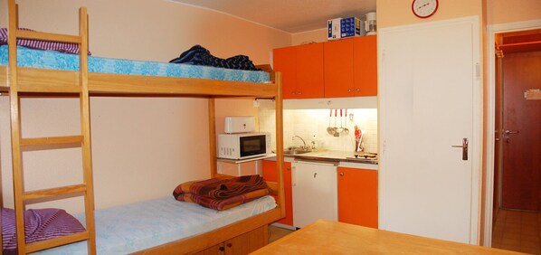 Een koelkast, een microgolfoven, een oven, een kookplaat