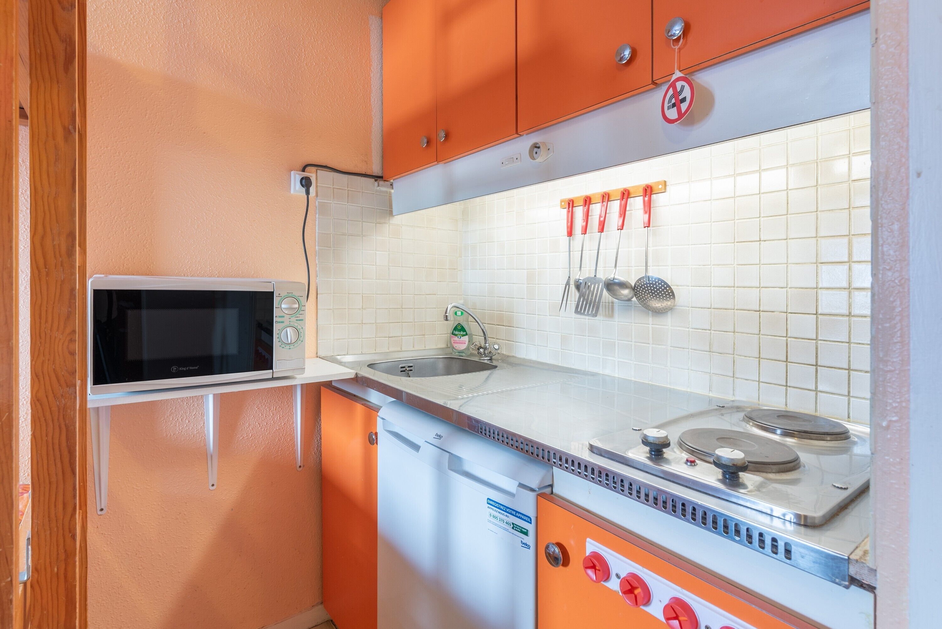 Réfrigérateur, four à micro-ondes, un four, surface de cuisson