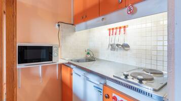 Réfrigérateur, four à micro-ondes, un four, surface de cuisson