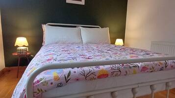 3 bedrooms, iron/ironing board, free WiFi, bed sheets