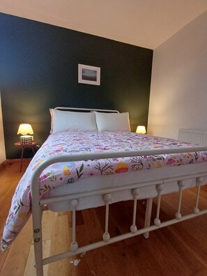 3 عدّة غرف نوم ومكواة/لوح كي وواي فاي مجانًا وملاءات أسرّة