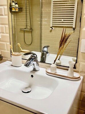 Chuveiro, secador de cabelo, toalhas de banho, sabonete