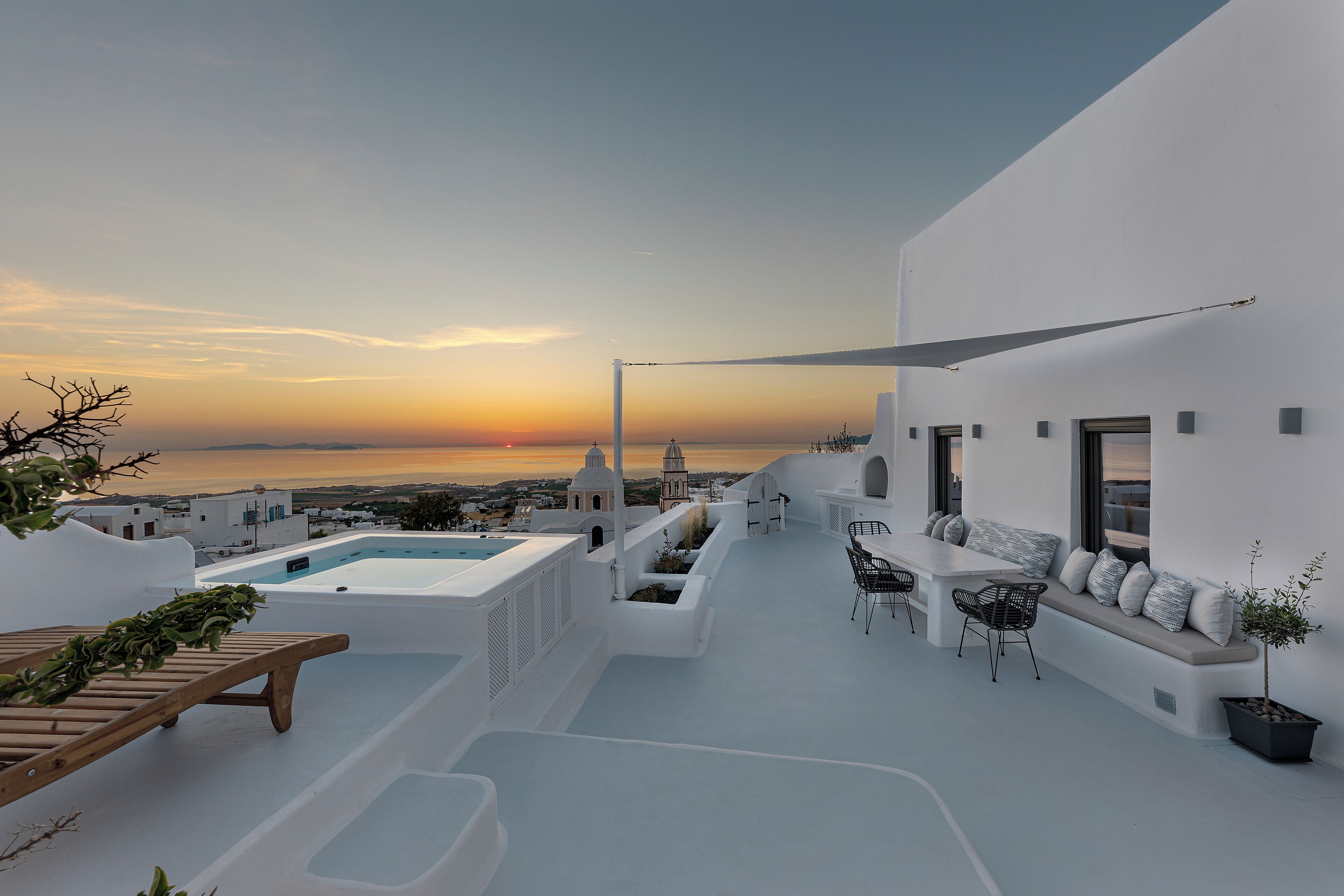 3Bedroom House with Outdoor Hot Tub & Sea View | Zona de estar | Televisión de 32 pulgadas con canales por cable