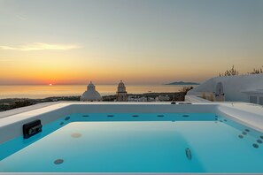 3Bedroom House with Outdoor Hot Tub & Sea View | Free WiFi, bed sheets - Aleanna Traditional Villa Fira   (Fira)