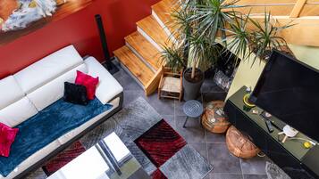 Televisie, een dvd-speler en een stereo