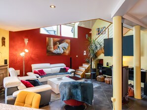 TV, DVD player, stereo - Holiday Home 'Ti Harmoniel' with Private Terrace, Wi-Fi and Air Conditioning (Pabu)