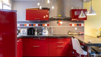 Réfrigérateur, micro-ondes, four, plaque de cuisson