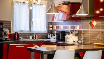 Een koelkast, een microgolfoven, een oven, een kookplaat