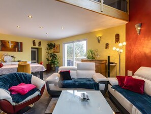 TV, DVD player, stereo - Holiday Home 'Ti Harmoniel' with Private Terrace, Wi-Fi and Air Conditioning (Pabu)