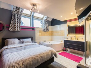 2 عدّة غرف نوم ومكواة/لوح كي وواي فاي وملاءات أسرّة