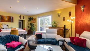 Televisie, een dvd-speler en een stereo