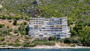 A multi-story building with balconies, situated on a hillside with a view of the sea. - Atlas on the Water - Loutraki (Loutraki-Agioi Theodoroi)
