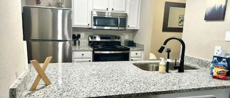 Micro-ondes, four, lave-vaisselle, cafetière/bouilloire