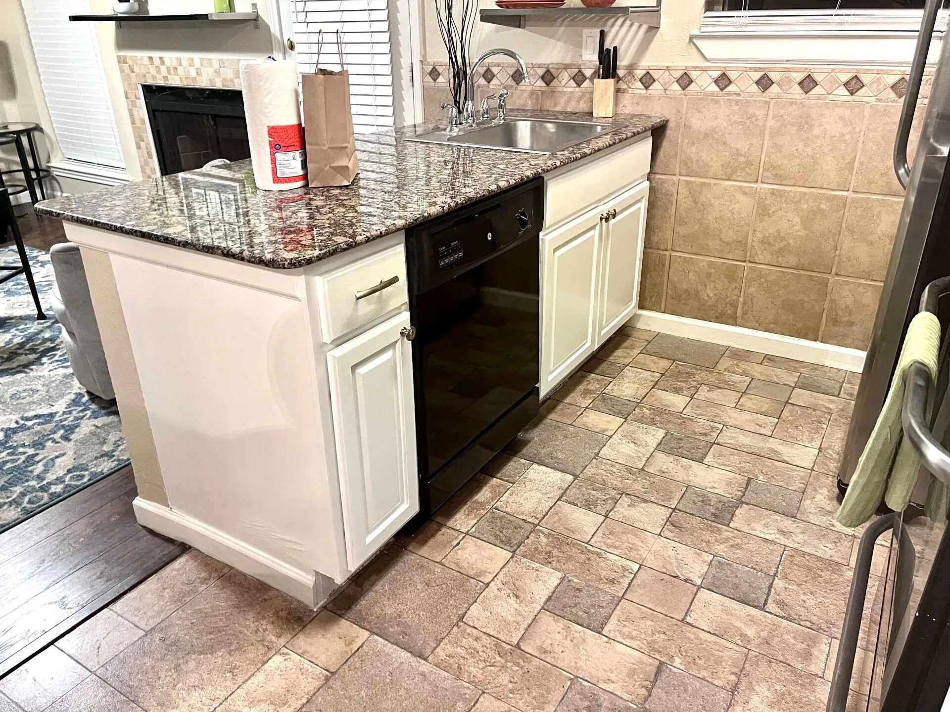 Four à micro-ondes, un four, lave-vaisselle, cafetière-théière