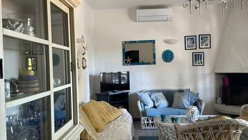 Télévision, cheminée, table de tennis de table