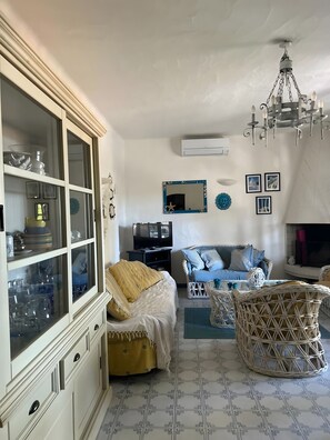 Télévision, cheminée, table de tennis de table