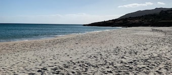 Apartamento 'Villa Marina' con vistas al mar, piscina compartida y aire acondicionado