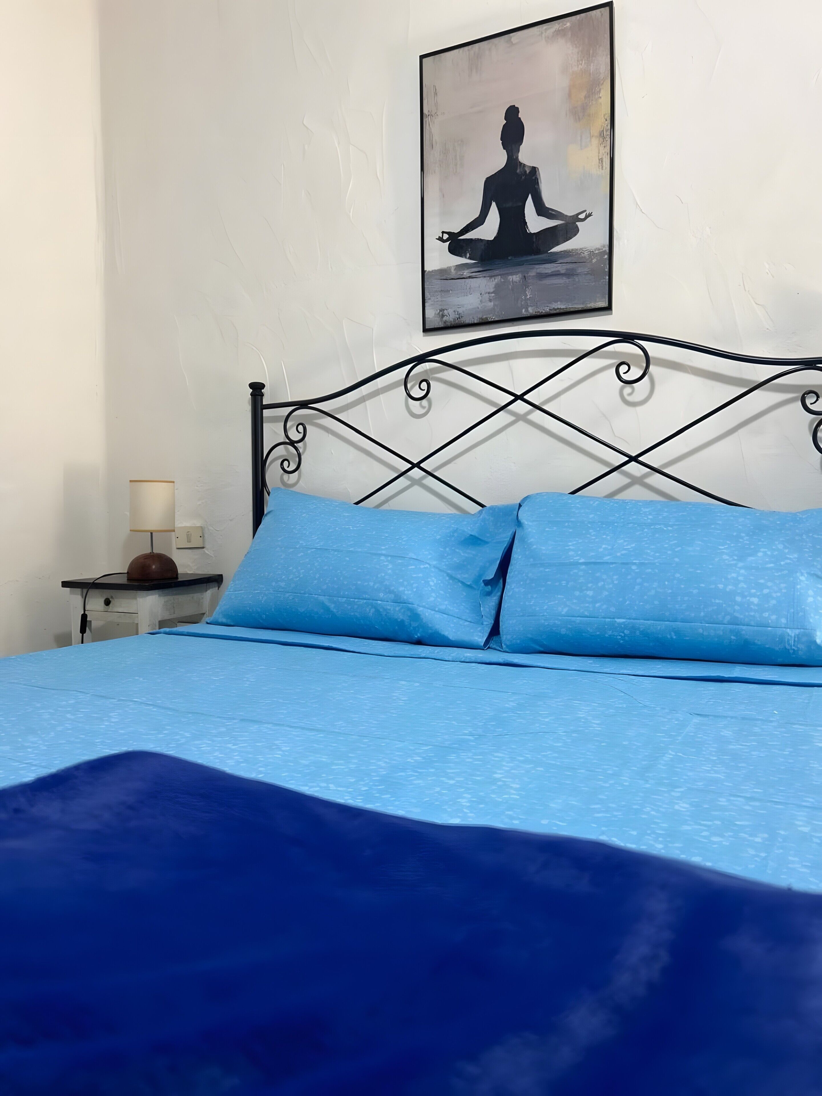 4 habitaciones, tabla de planchar con plancha y ropa de cama 