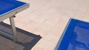 A swimming pool with lounge chairs and a covered area. - Apartment 'Villa Marina' with Sea View, Shared Pool and Air Conditioning (Pula)