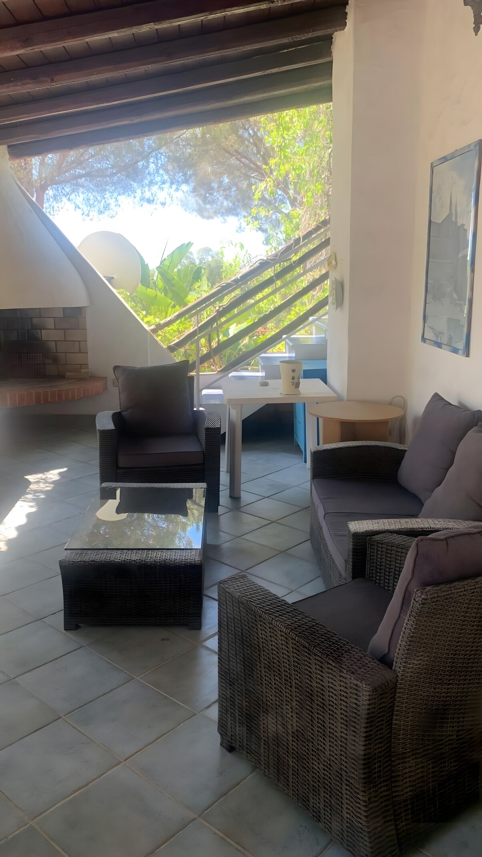 Televisio, takka, pöytätennispöytä