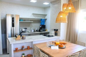 Apartamento | Cozinha privada | Geladeira, micro-ondas, fogão, cooktop