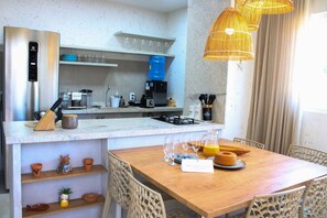 Apartment | Private kitchen | Fridge, microwave, oven, stovetop - mhv curimã (Passo de Camaragibe)