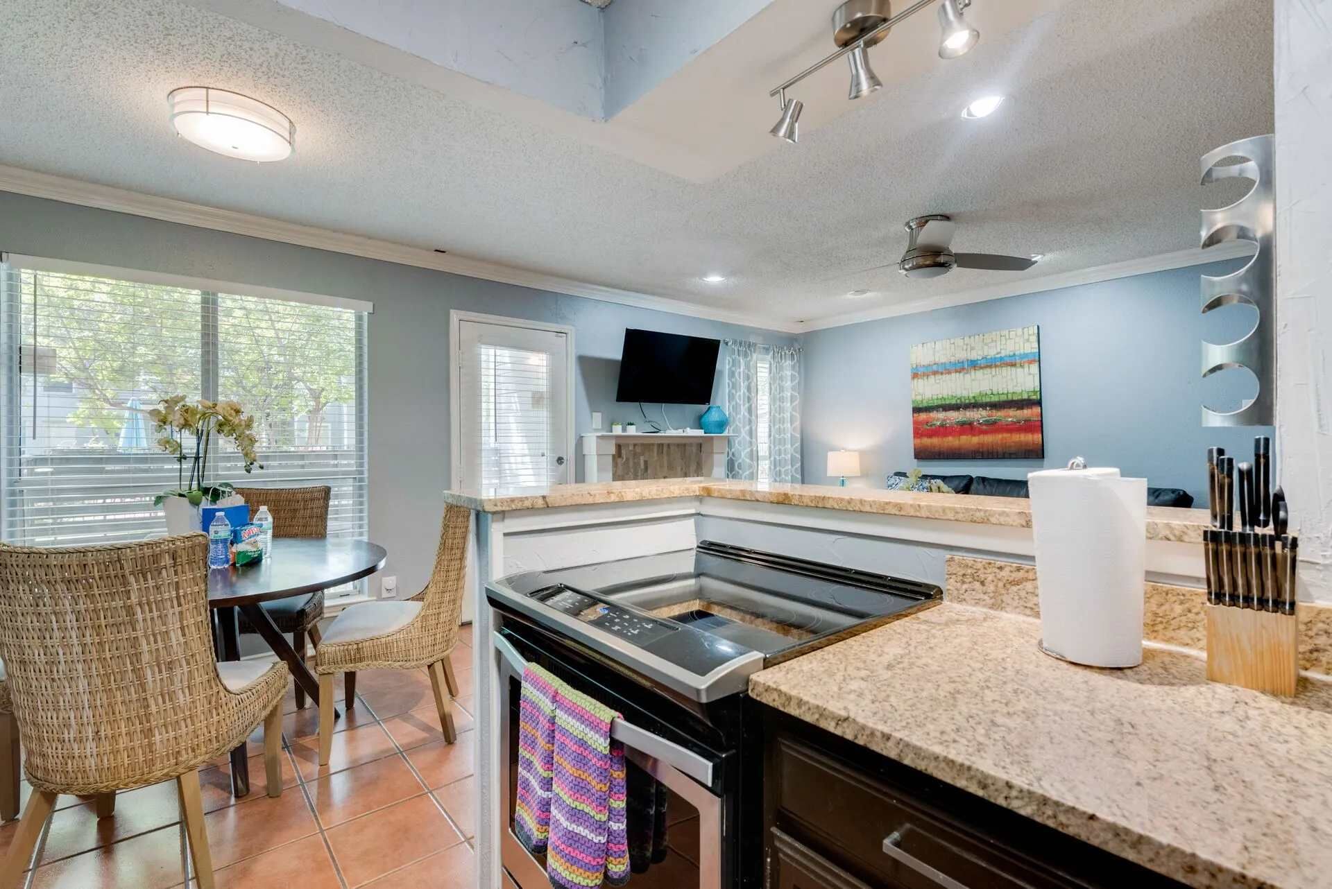 Four à micro-ondes, un four, lave-vaisselle, cafetière-théière