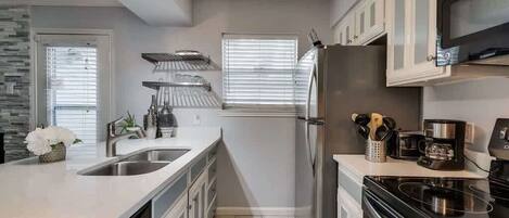 Microondas, horno, lavavajillas y cafetera y tetera