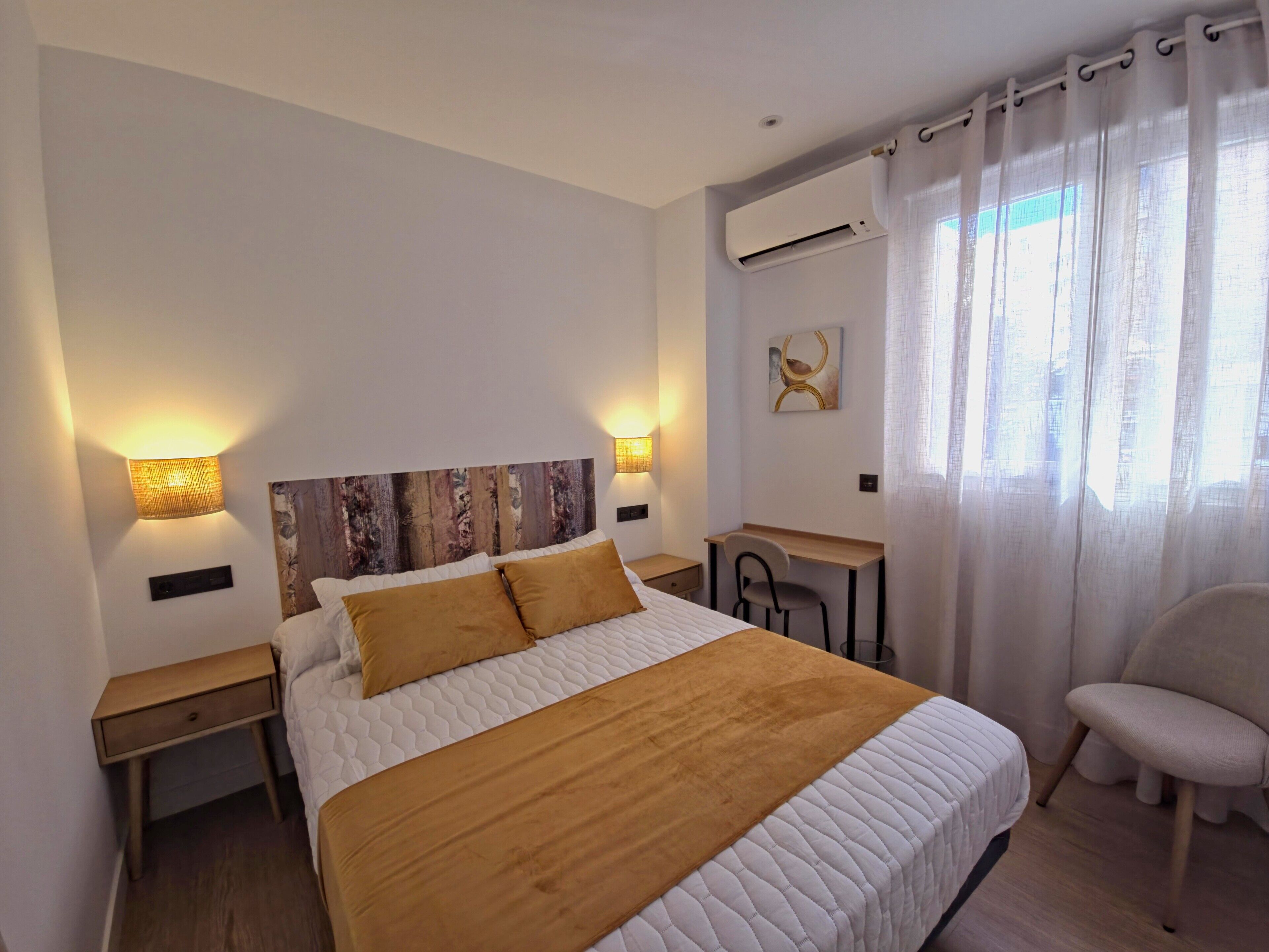 Appartement, 1 slaapkamer | Luxe beddengoed, donzen dekbedden, een bureau, een laptopwerkplek