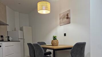 Departamento, 1 habitación | Área de sala de estar | Smart TV de 32 pulgadas con canales digitales
