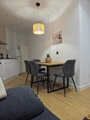Leilighet, 1 soverom | Oppholdsområde | En 32-tommers smart-TV med digitale kanaler