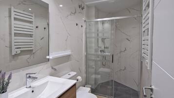 Apartamento, 1 habitación | Baño | Ducha, artículos de higiene personal gratuitos y secador de pelo