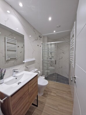 Apartamento, 1 quarto | Banheiro | Chuveiro, produtos de toalete grátis, secador de cabelo 