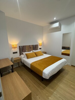 Departamento, 1 habitación | Escritorio, espacio para trabajar con laptop y cortinas blackout 